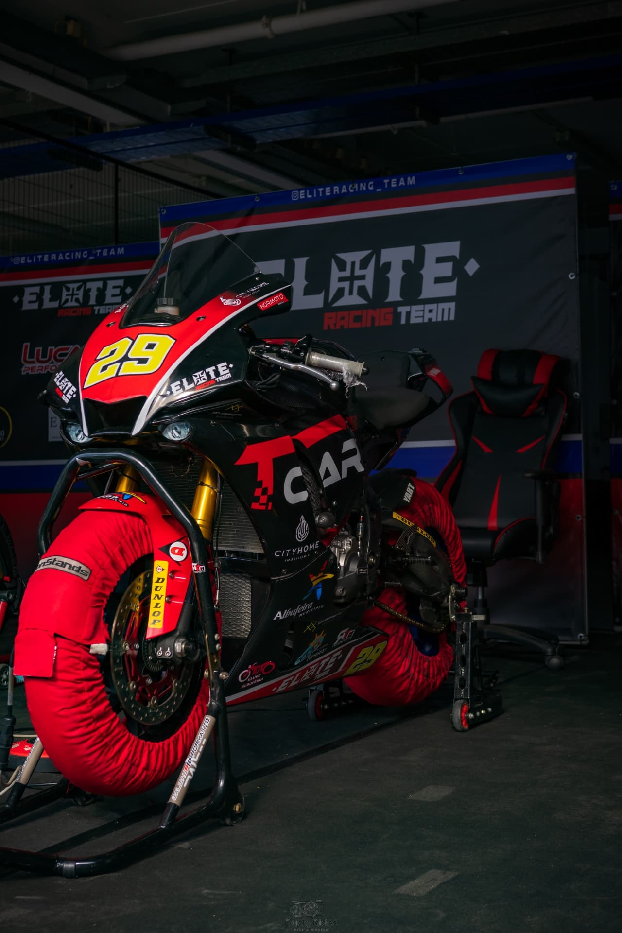 Yamaha R1 #29 — box